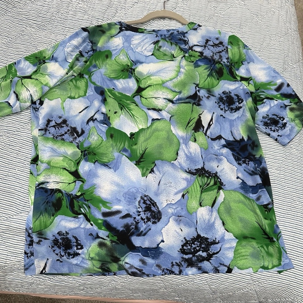 Susan Graver size XL short sleeve Floral Print Women's Top